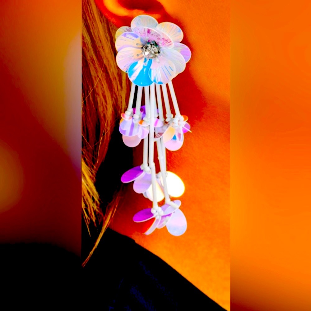 ⚪️🤍⚪️ “FLORAL FUTURE” WHITE IRIDESCENT POST EARRINGS ~ PAPARAZZI❗️⚪️🤍⚪️